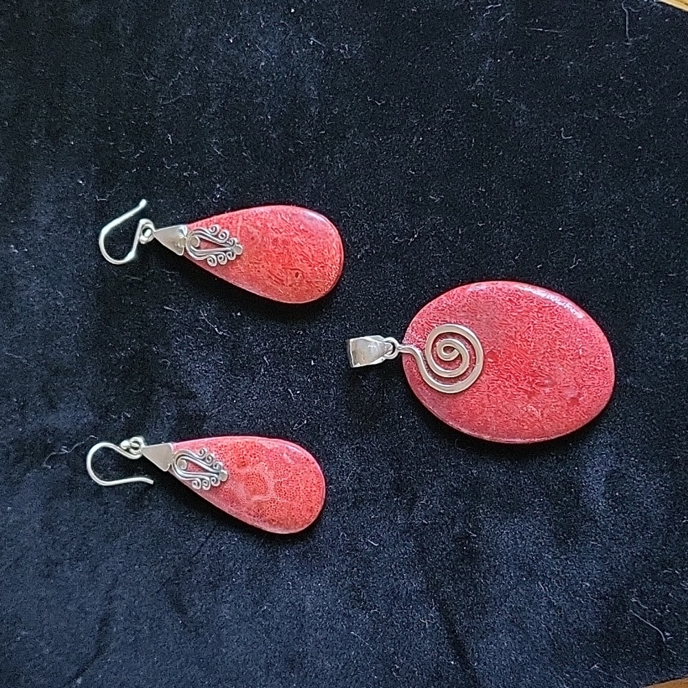 RED CORAL PENDANT AND EARRING SET.